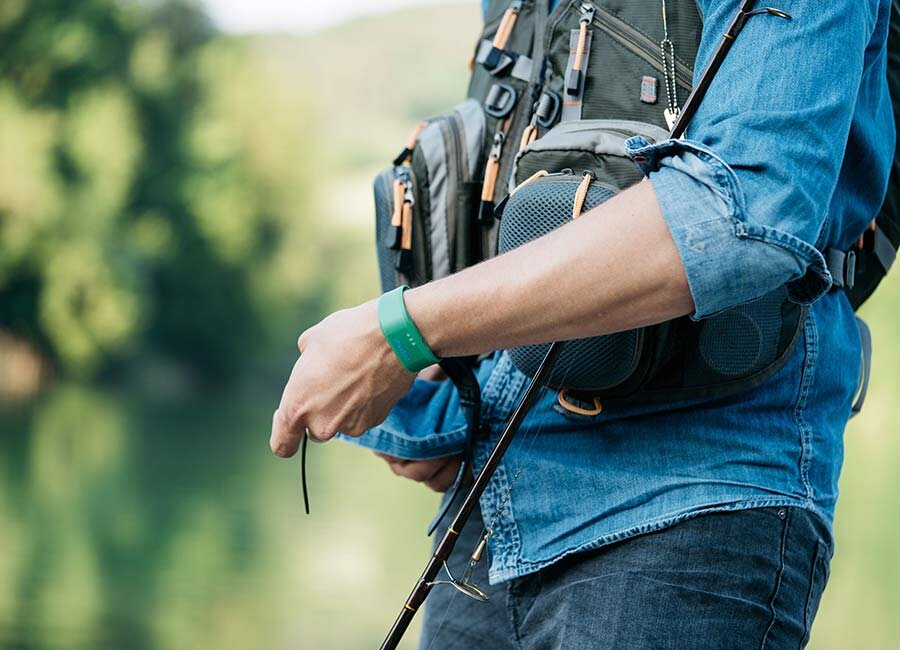 Отпугиватель комаров Nopixgo, который можно носить на руке, генерирует электромагнитные волны и обеспечивает радиус действия около 2 м.