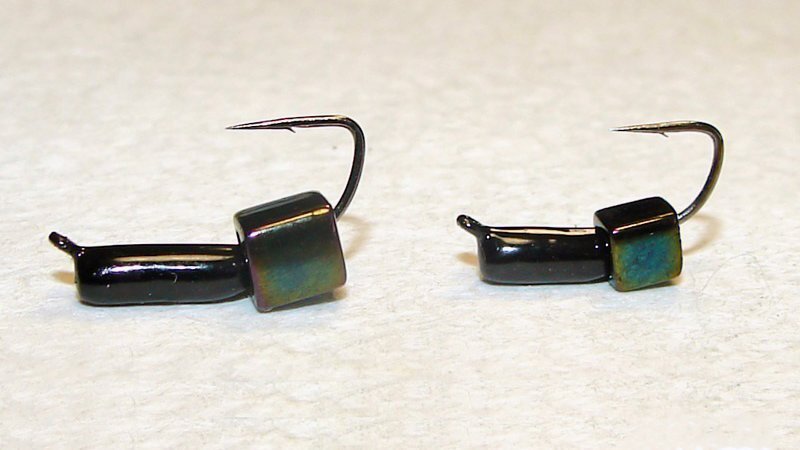 Мормышка Гвоздик, являясь прототипом различных гвоздеобразных мормышек (гвоздешарик, гвоздекубик, гвозде-ромбик и т.п.) – это простая по форме приманка с одним крючком. Не смотря на некоторое внешнее сходство с удлиненными видами Чертиков и Уралок, зимние мормышки Гвоздик – это отдельный вид.Разновидностей мормышки «Гвоздик» достаточно много, это описанные выше мормышки с подвеской шарика или кубика на цевье, граненый или многогранный «Гвоздик», «Столбик», «Спичка» и т.д. и т.п.