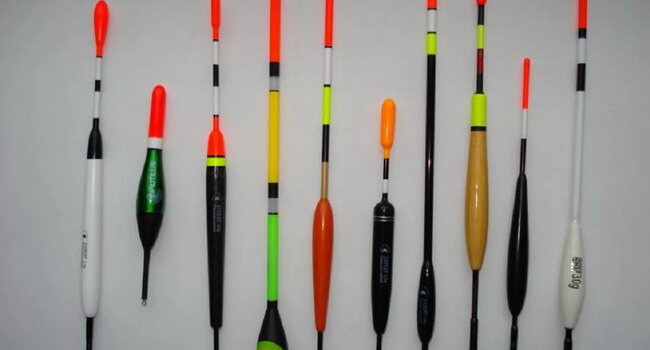 Ассортимент рыболовных поплавков огромен. Все они обладают рядом характеристик: форма, размеры, грузоподъемность, материал, цвет. Как правило, на последнюю характеристику рыболовы уделяют внимание меньше всего, а зря. 
Насколько важен цвет поплавка: как сделать правильный выбор?

Сейчас некоторые производители поплавков покрывают свои изделия светоотражающими и люминесцентными красками, в остальном же за последние десятилетия ничего не изменилось. Все та же ярко-красная антенна и покрытые красками нейтральных оттенков, незаметные в воде тело и киль. Все это хорошо, но только не для любителей ночной ловли. Даже при полной луне красный цвет плохо различим на воде, и ловить с такими поплавками без применения «светлячков» невозможно. Производители пытаются угодить рыболовам и выпускают поплавки с антеннами желтых и оранжевых оттенков, лучше заметных в условиях плохой освещенности. Но даже этого недостаточно. В ночное время на заметность поплавка влияет множество факторов: общий фон, степень освещенности, угол обзора, направление источника света и прочее. Все это нужно учитывать, и уже под эти условия выбирать цвет поплавка.