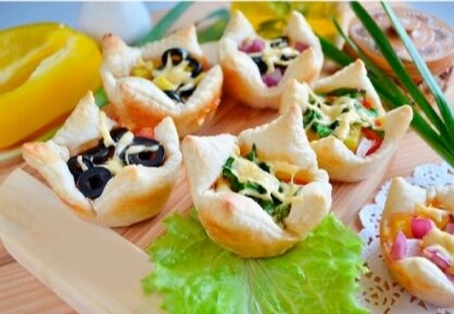 Ингредиенты:

• Тесто слоеное – 600 г;
• Сыр – 150 г;
• Шпинат – пучок;
• Колбаса – 150 г;
• Лук – 1 шт;
• Перец – 1 шт;
• Оливки – опционально;
• Томатная паста – 150 г;
• Помидоры – 2 шт.
