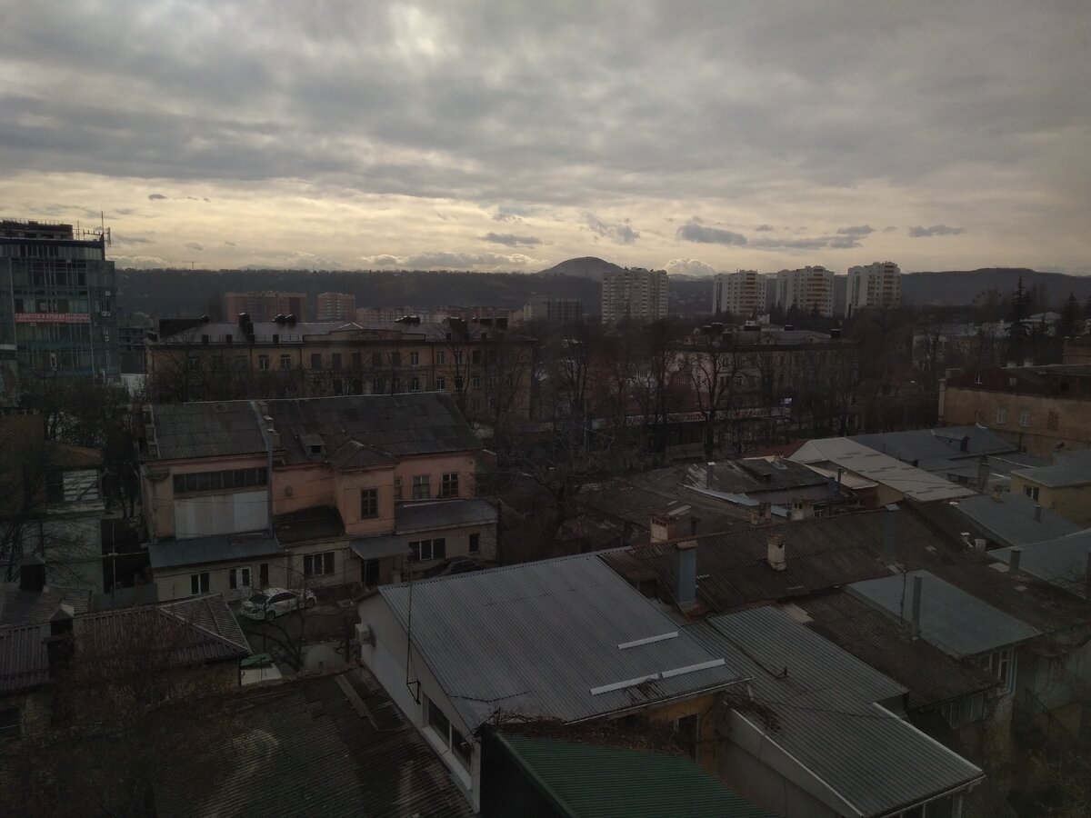  2. Видно небо, но всё остальное тёмное