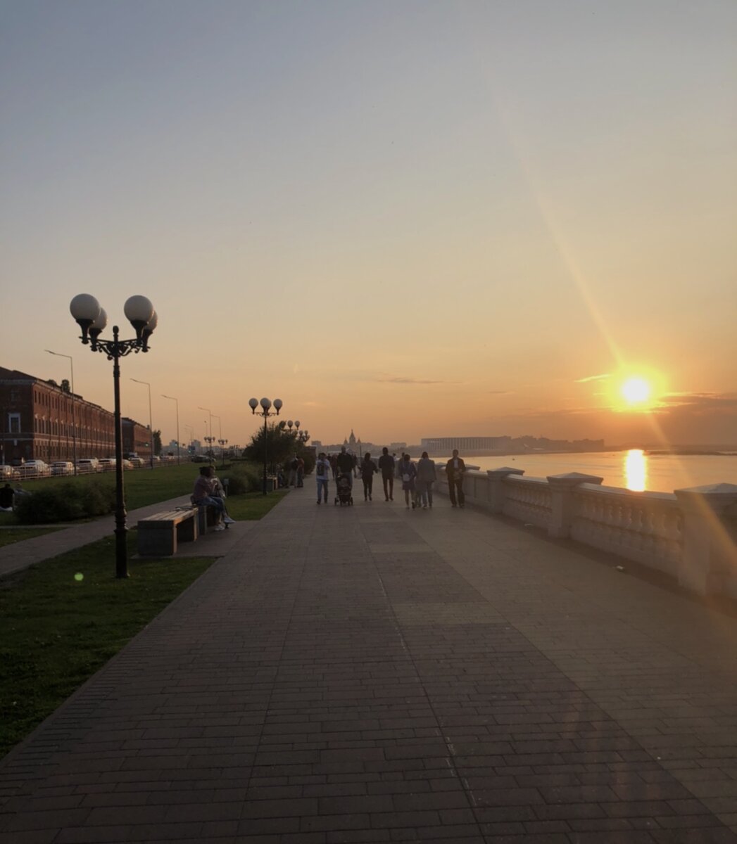 Не завидуй тому, кто силён и богат.                За рассветом всегда наступает закат.           С этой жизнью короткою, равною вдоху,            Обращайся, как с данной тебе напрокат.             Омар Хайям.