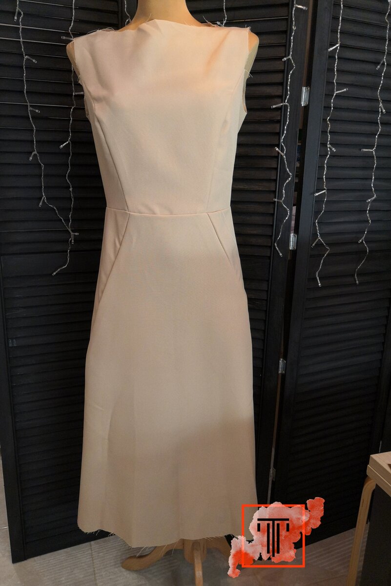 Платье собрала на спинке, потому что Мэгги очень худенькая. На деле юбка пышнее.