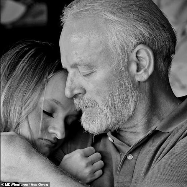 счастливая старость. две девушки дед старый. любовь в старости. влюбленные старики. старики целуются.