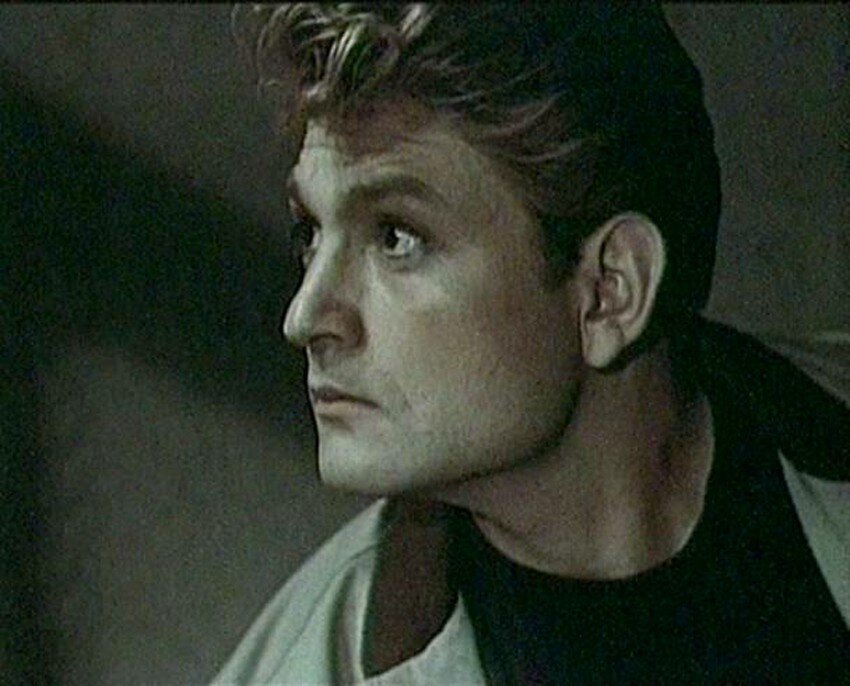 Его называли советским Жаном Марэ из-за внешнего сходства и такого же мужского обаяния.Один из самых романтических киногероев нашего кино середины 50-х-начала 60-х. Популярность он приобрел после исполнения роли Феди Морозова в мелодраме всех времен и народов "Разные судьбы".Актер ленинградского Ленкома круто изменил свою судьбу и пошел в режиссуру.Занимался радиопостановками.Снял два телефильма и один телеспектакль.В 1972 г. вместе с женой эмигрировал на Запад,работал на антисоветской радиостанции "Свобода" в Мюнхене.Читал,транслируемый на СССР  только что опубликованный на Западе "Архипелаг ГУЛАГ" Солженицына.Занимался журналистикой,радиопостановками. 