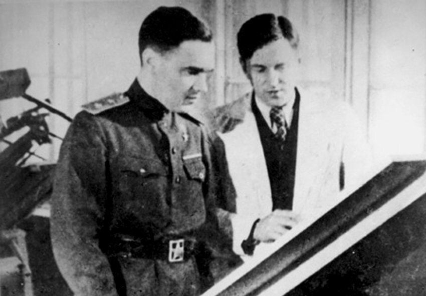 Олег Антонов (справа) в годы войны. Слева стоит знаменитый конструктор Александр 