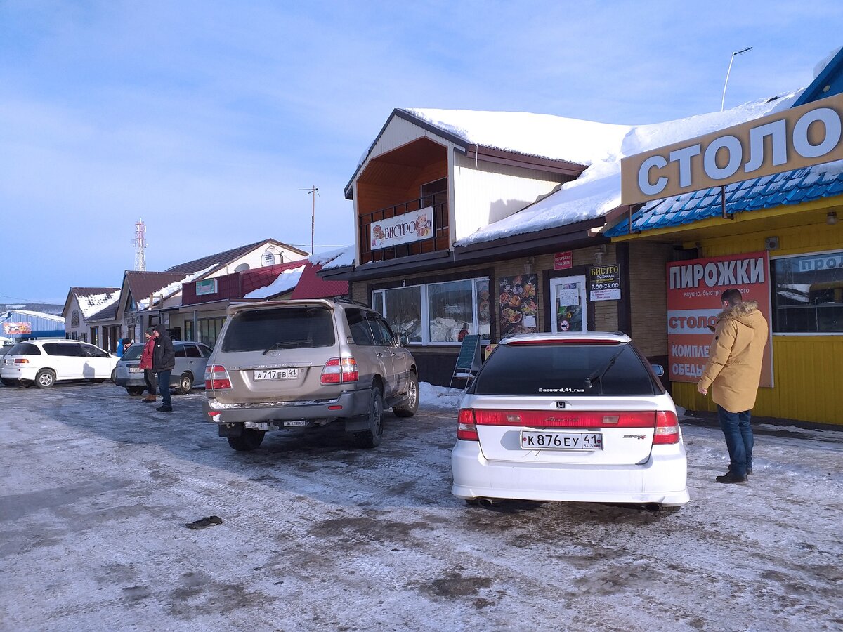 Торговля пирожками с ящиками в любую погоду с годами плавно трансформировались в магазины пирожками. Не удивлюсь, если через пару-тройку лет здесь появится гипермаркет "Пирожок+"