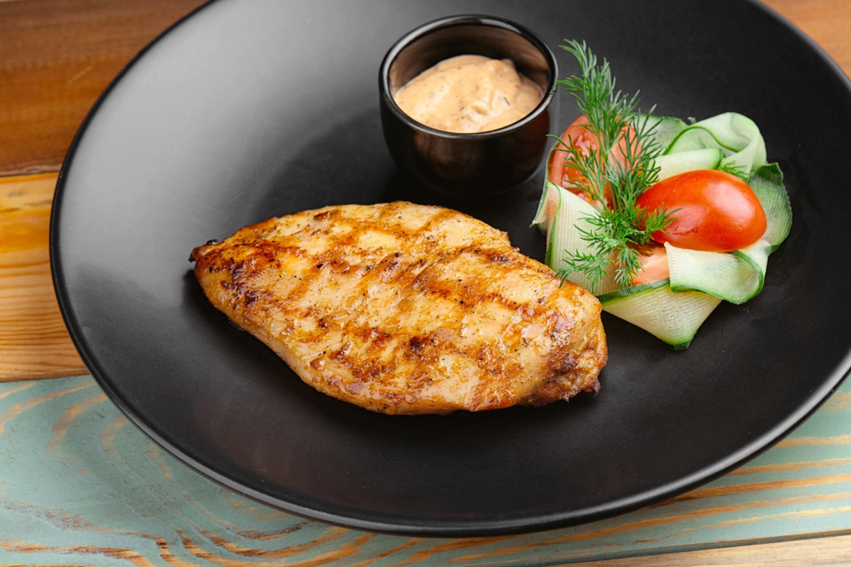 куриное филе на гриле. стейк филе грудки индейки. стейк из филе бедра. бедрышки индейки. бон филе стейк.