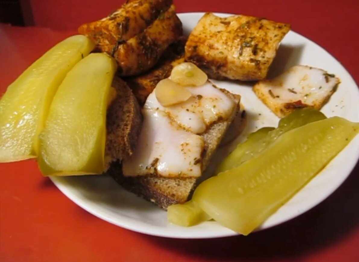 Сало в тузлуке с хлебом и огурцами