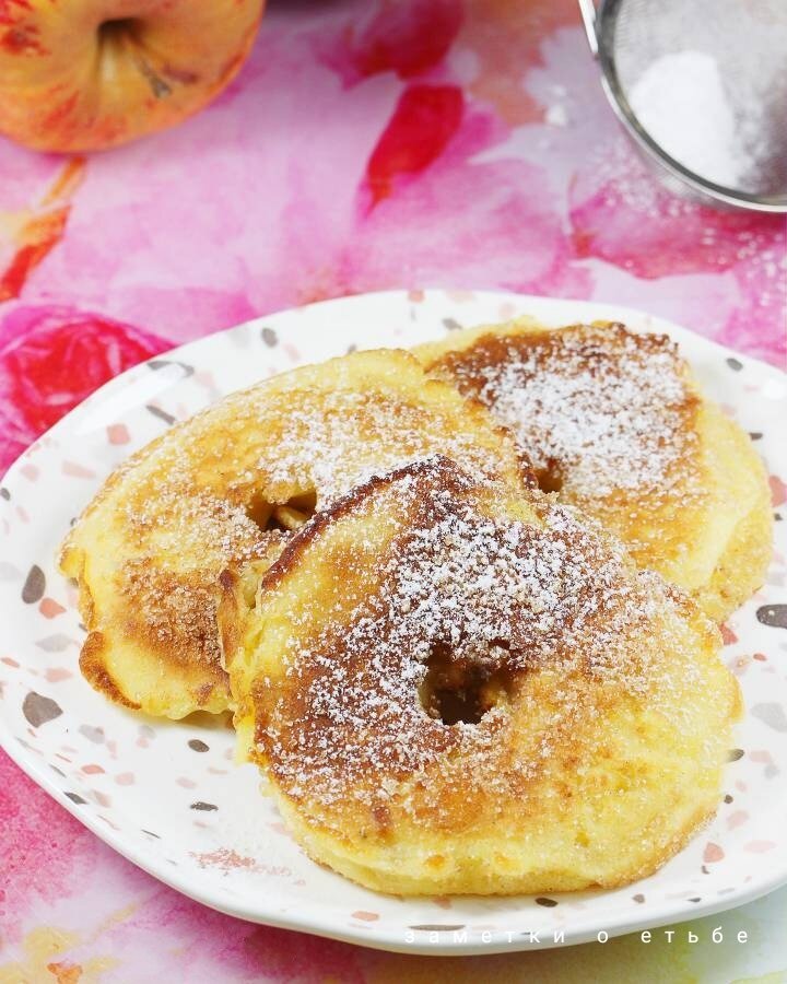 Насыпьте в чашку 1 стакан пшеничной муки, например, муки для кекса. Это будет около 160 грамм муки. Разбейте три яйца среднего размера или два больших яйца и налейте менее 3/4 стакана молока. Добавьте щепотку соли, половину чайной ложки разрыхлителя и две плоские ложки ванильного сахара или одну столовую ложку ванильного сахара. 