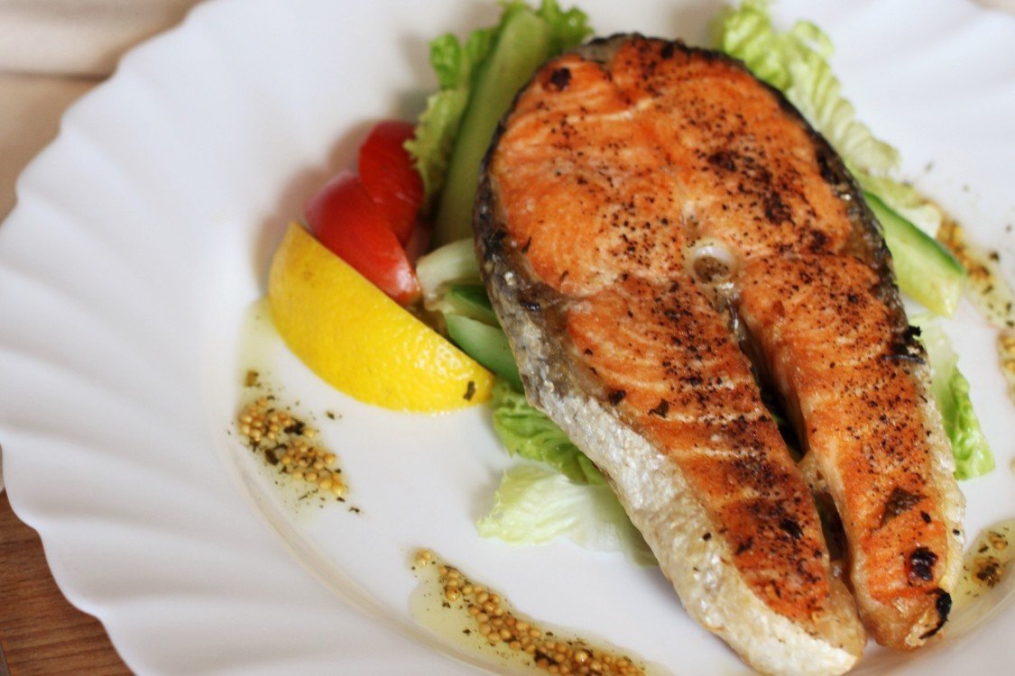 красная рыба в фольге. рецепт запеченных стейков красной рыбы. стейк лосося жареный. рыба форель в духовке. рыба в духовке.