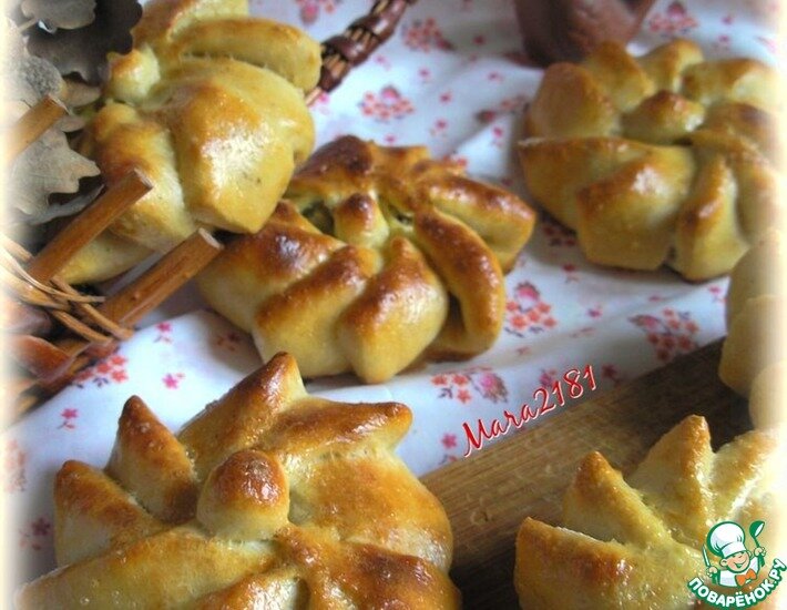 Закусочные булочки к обеду будут отличным дополнением горячих блюд. Тесто на сыворотке, представляет собой смесь пшеничной, рисовой муки и овсяных отрубей, минимальное количество дрожжей. А начинка из мягкого домашнего сыра с зелёными оливками. Порадуйте своих близких полезной и вкусной выпечкой!