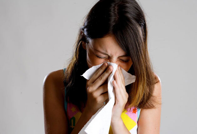 Прежде чем что-либо закапывать в нос, освободите его от слизи - проще говоря, высморкайтесь.