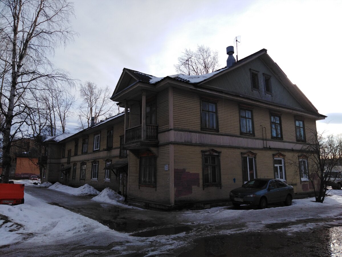 Дом на улице Профсоюзной рядом с кафе "Лукошко"