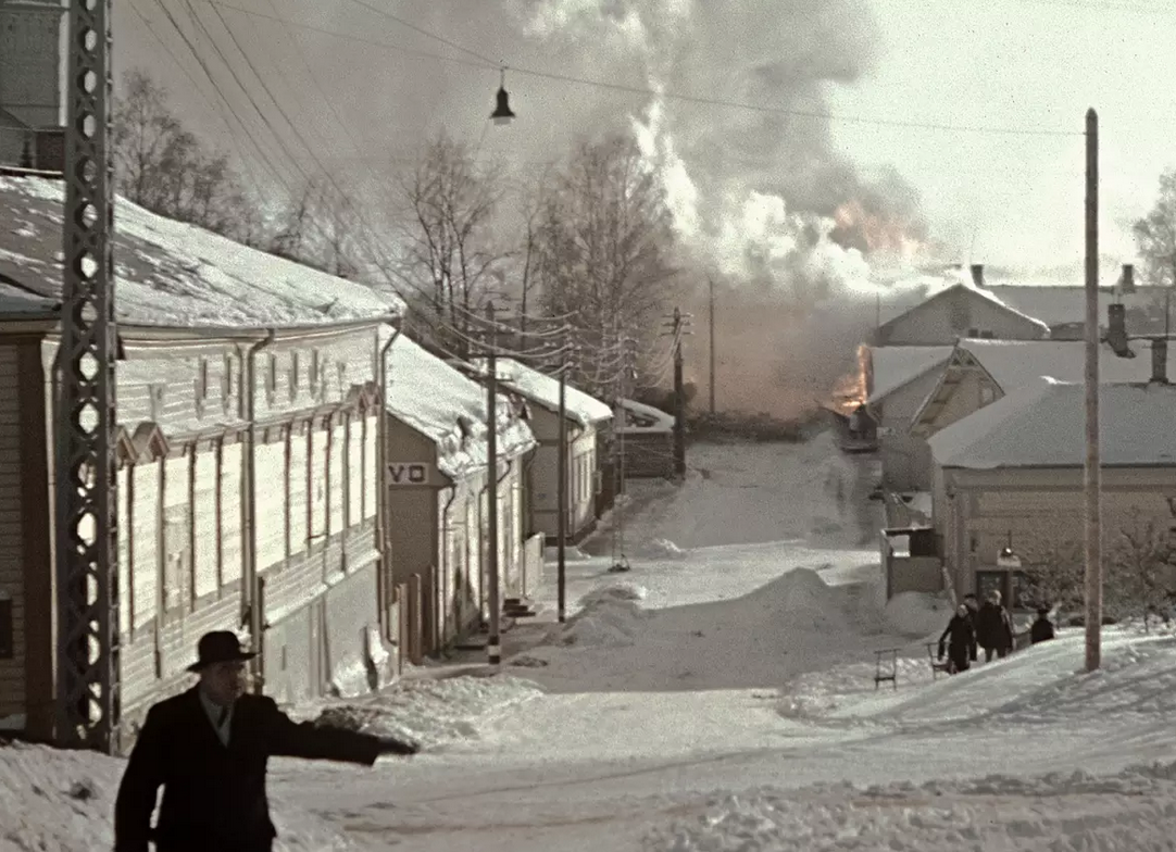 Савонлинна, 29.02.1940. Зажигательная бомба попала в деревянный дом по адресу Коулукату, 15. Фото: Carl-Erik Groth. Riksarkivet, Tukholma