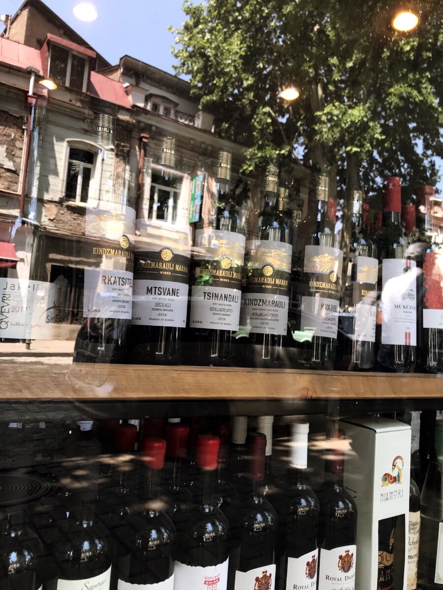 Один из местных винных магазинов 