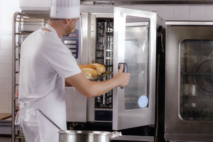  Вектор развития ресторанного рынка сегодня задает фастфуд. Ориентация профессионалов фудсервиса на быстрое обслуживание и работу с продуктами разной степени готовности отчасти формирует спрос на многофункциональное тепловое оборудование. Так, например, особенно востребованы сегодня на ресторанном рынке компактные модели пароконвектоматов и конвекционных печей - универсальные по своему функционалу и при этом занимающие минимум площади.