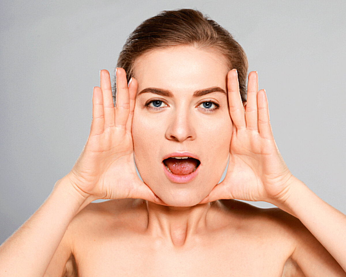 Расположите большие пальцы под подбородком, указательные — над бровями, как бы «растягивая» кожу. Изобразите удивление и удерживайте кожу, чтобы почувствовать сопротивление. Это спасет от морщин на лбу, под подбородком, на щеках 