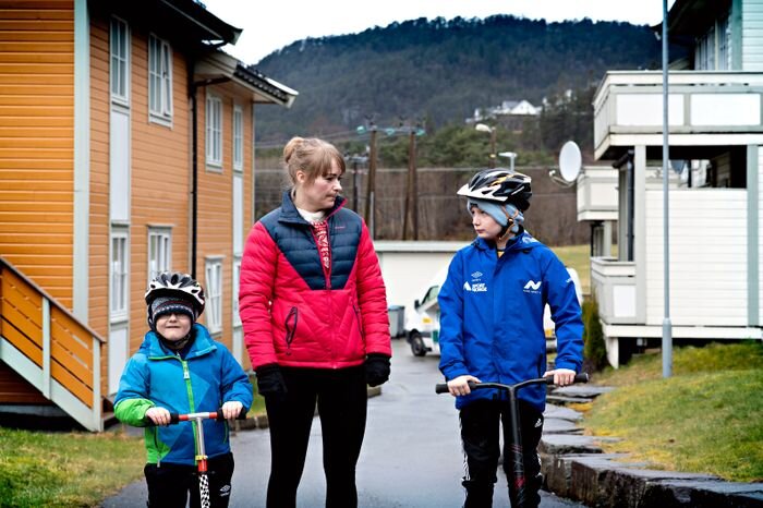 Ирмелин Скаге теперь дома с детьми Микал Скаге Парус (10 лет) и Тобиас Скаге Бруксьорд (5 лет). Фото: Марита Аареколь