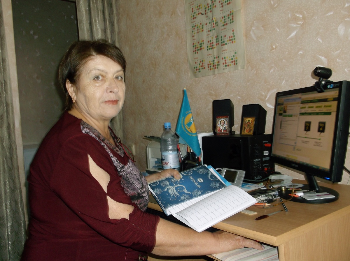 Вот так я работаю за компьютером, здесь я без очков, вблизи они мне не нужны.