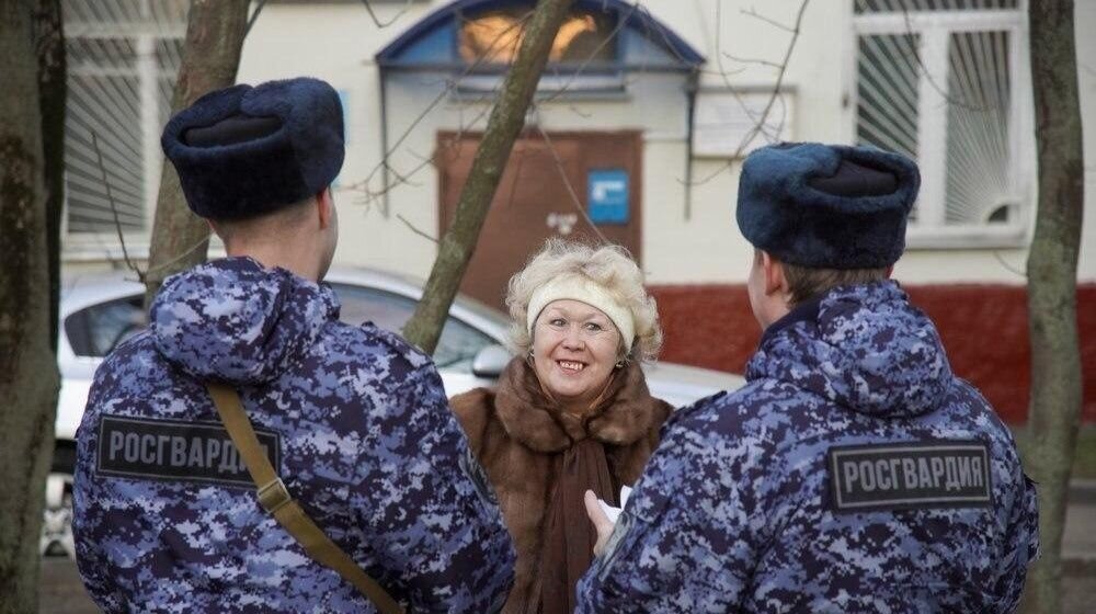 Патруль улицы. Пенсионеры полиции. Рос гвардия на улице. Росгвардия с автоматами в Москве.