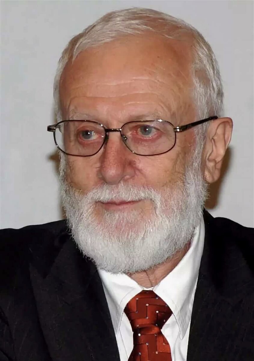 Альтштейн, Анатолий Давыдович Заведующий лабораторией генетики вирусов Института биологии гена РАН с 1990 г.; родился 6 февраля 1935 г. в г. Ялте; окончил Московский медицинский институт в 1957 г., доктор медицинских наук, профессор