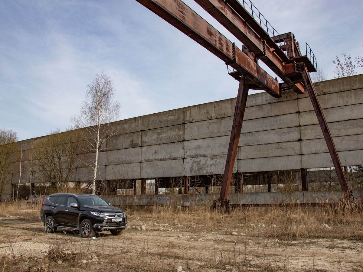 Я заехал в промзону и нашёл уцелевший автобус ЛиАЗ красного цвета ???