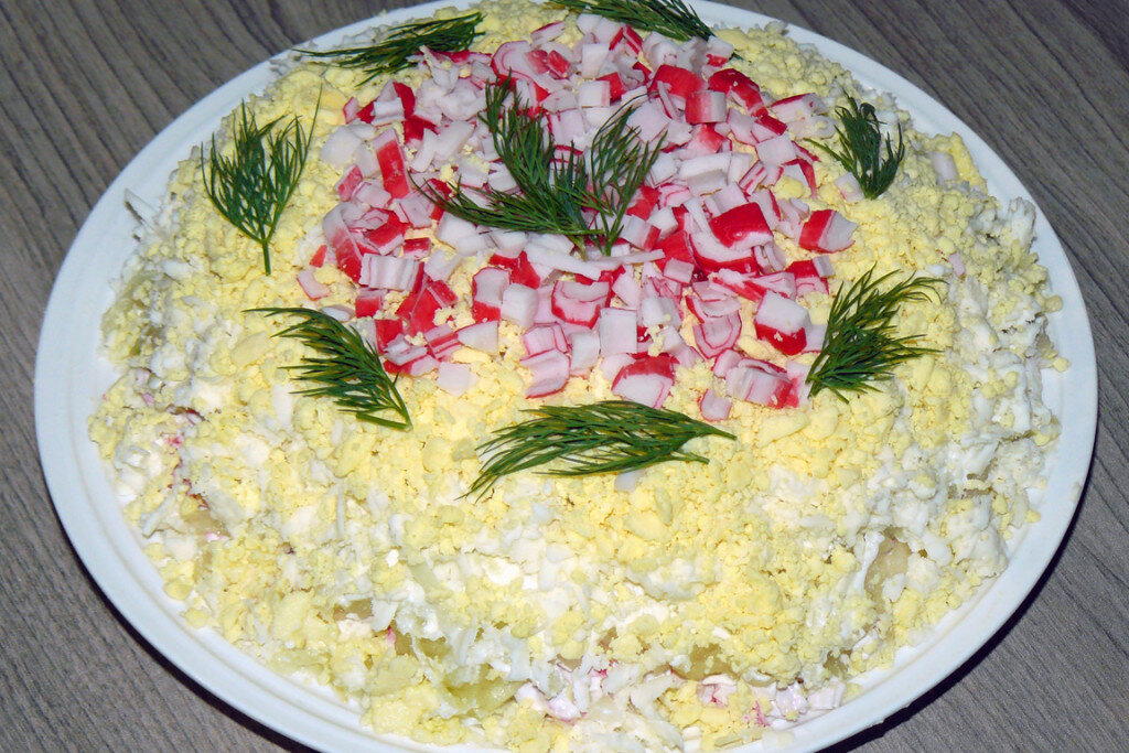 Салат крабовые палочки сыр чеснок. Салат из крабовых палочек нежный. Салат нежность из крабовых палочек. Салат нежный с крабовыми палочками. Салат нежность с крабовыми палочками.