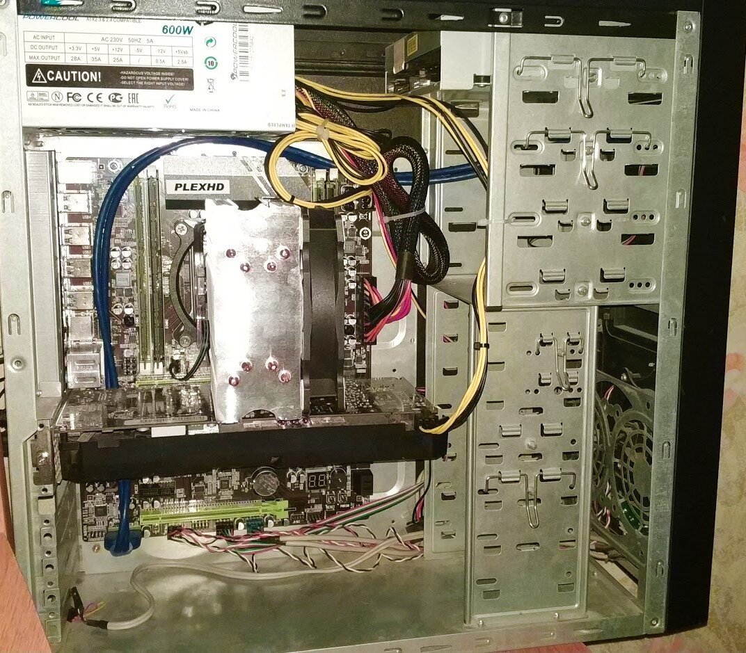 Я все еще использую старый корпус компьютера 2008 года от Asus.