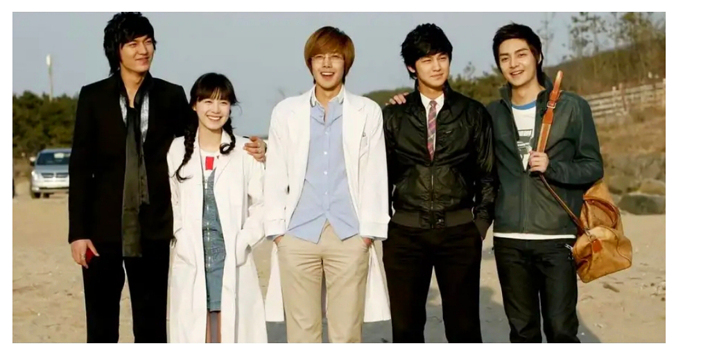 Кадр из дорамы. "Она ударила Гу Джун Пё ногой с разворота? В этой школе давно так весело не было!"