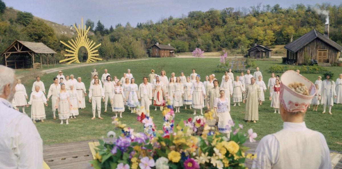 Стоп кадр из фильма Ари Астера "Солнцестояние" (2019 г.). Новое слово в жанре ужасов. Фильм раскрывает психологические аспекты людей через отношение к ритуальной стороне одного из самых мистических дней в году. 