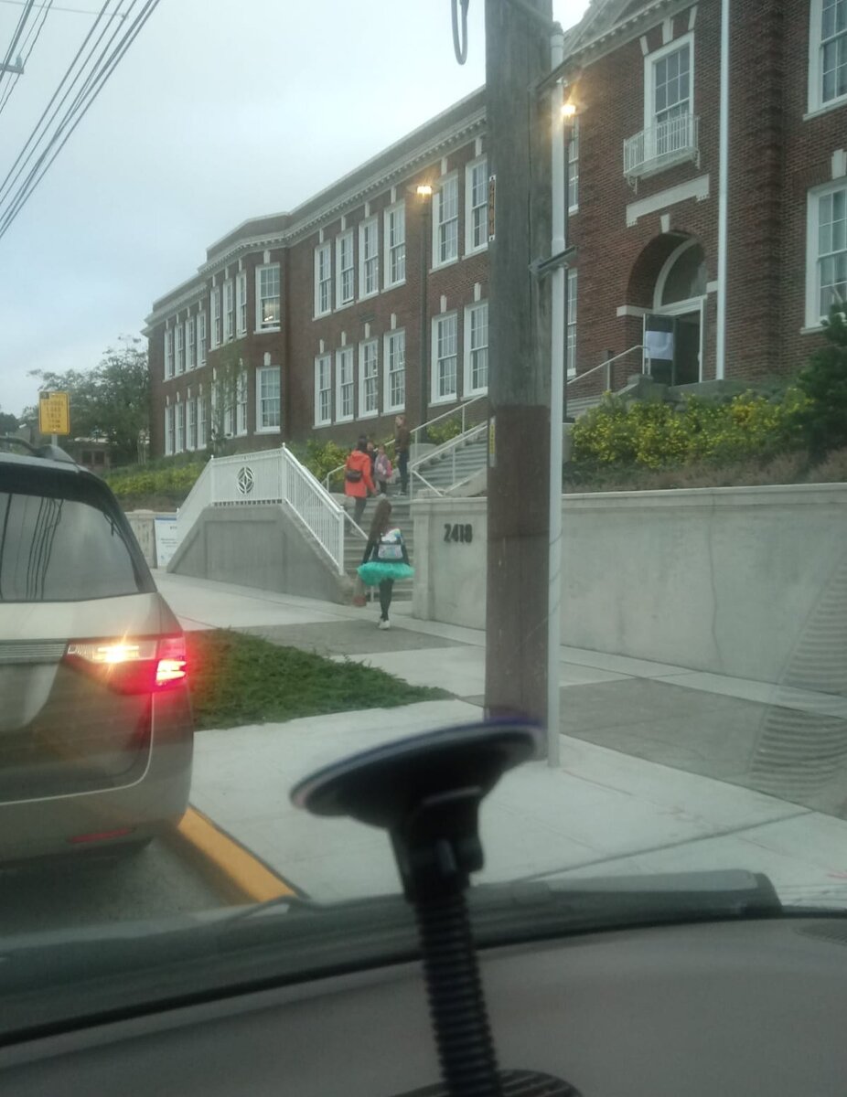 У школы можно спокойно парковаться