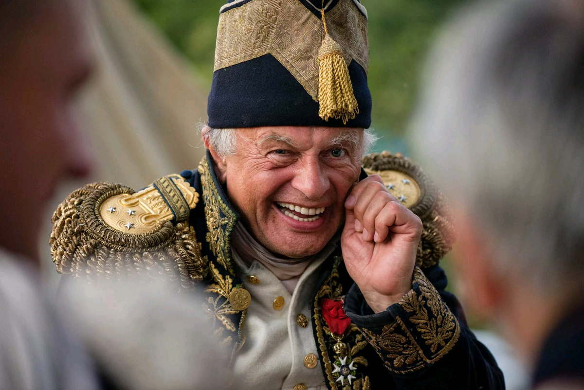 Ехидно смеётся... - А в которой палате у нас Наполеон? - Не в палате, а в камере! С Яндекс.Картинки