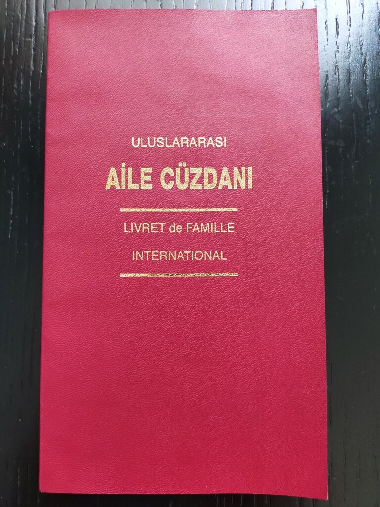 Турецкое свидетельство о браке - целая книга, исполненная на турецком и французском языках, имеющее международный статус