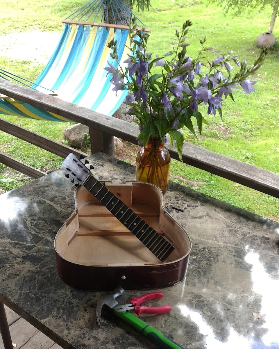 Самым сложным оказалось аккуратно разобрать гитару и очистить ее внутри от клея