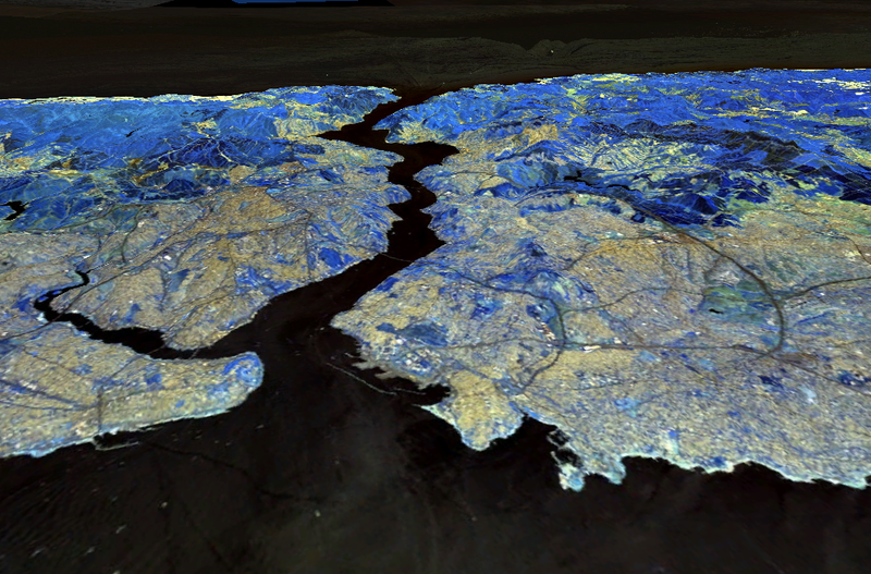 Так выглядит Стамбул со спутника, 2007. Вверху - Чёрное море, сверху вниз - пролив Босфор, внизу - Мраморное море, слева от центра - бухта Золотой Рог (авторство: Национальное аэрокосмическое агентство США (NASA), commons.wikimedia.org)