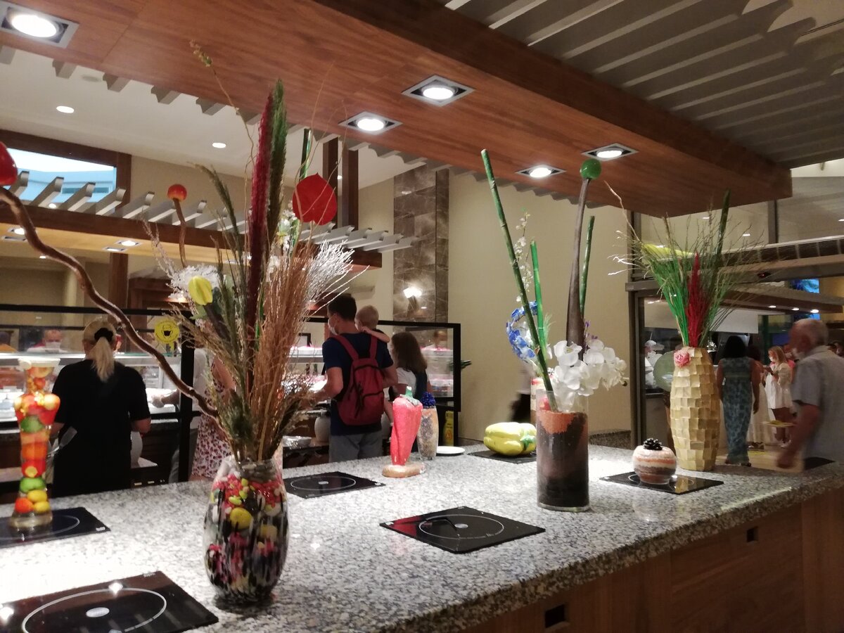 За стеклами официальны накладывают порции