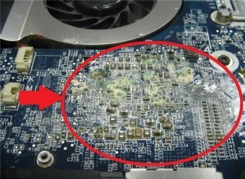 На рис. видно, как окислилась материнская плата через сутки.