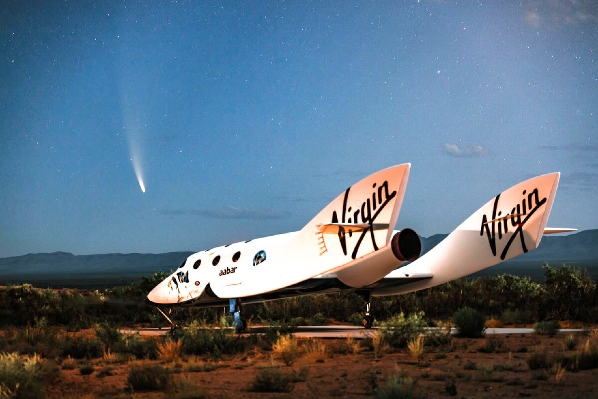  Реплика космоплана VSS Unity и комета NEOWISE, фото Micah Uchida