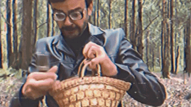 Журналист и ведущий  программы "Загадка дыры" сбивает груздем "Клюкволет" Гнедова (источник -  instagram.com/p/CDMWtXxH-BI/)