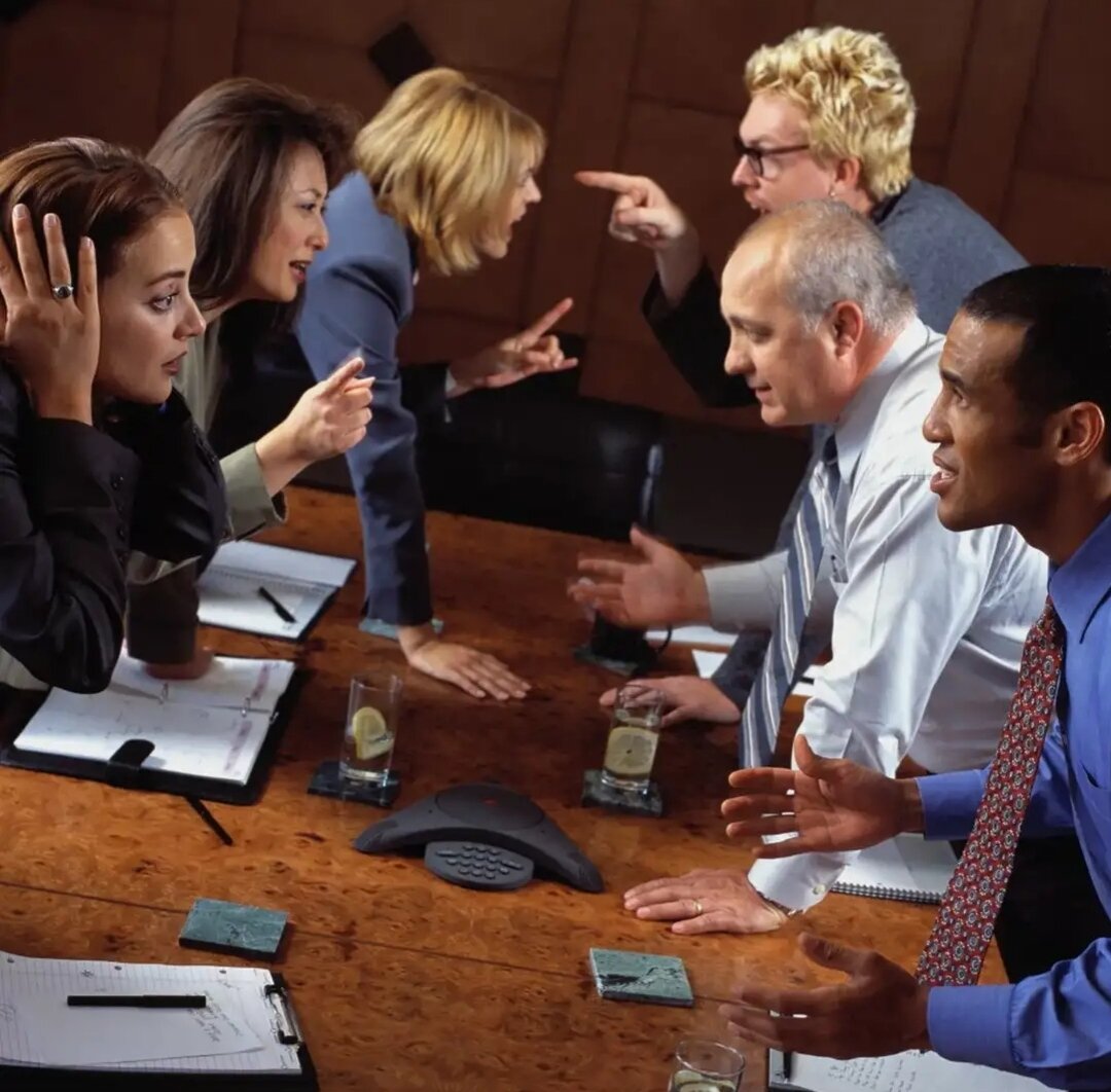 Тянут, тянут одеяло, а перетянуть не могут. 