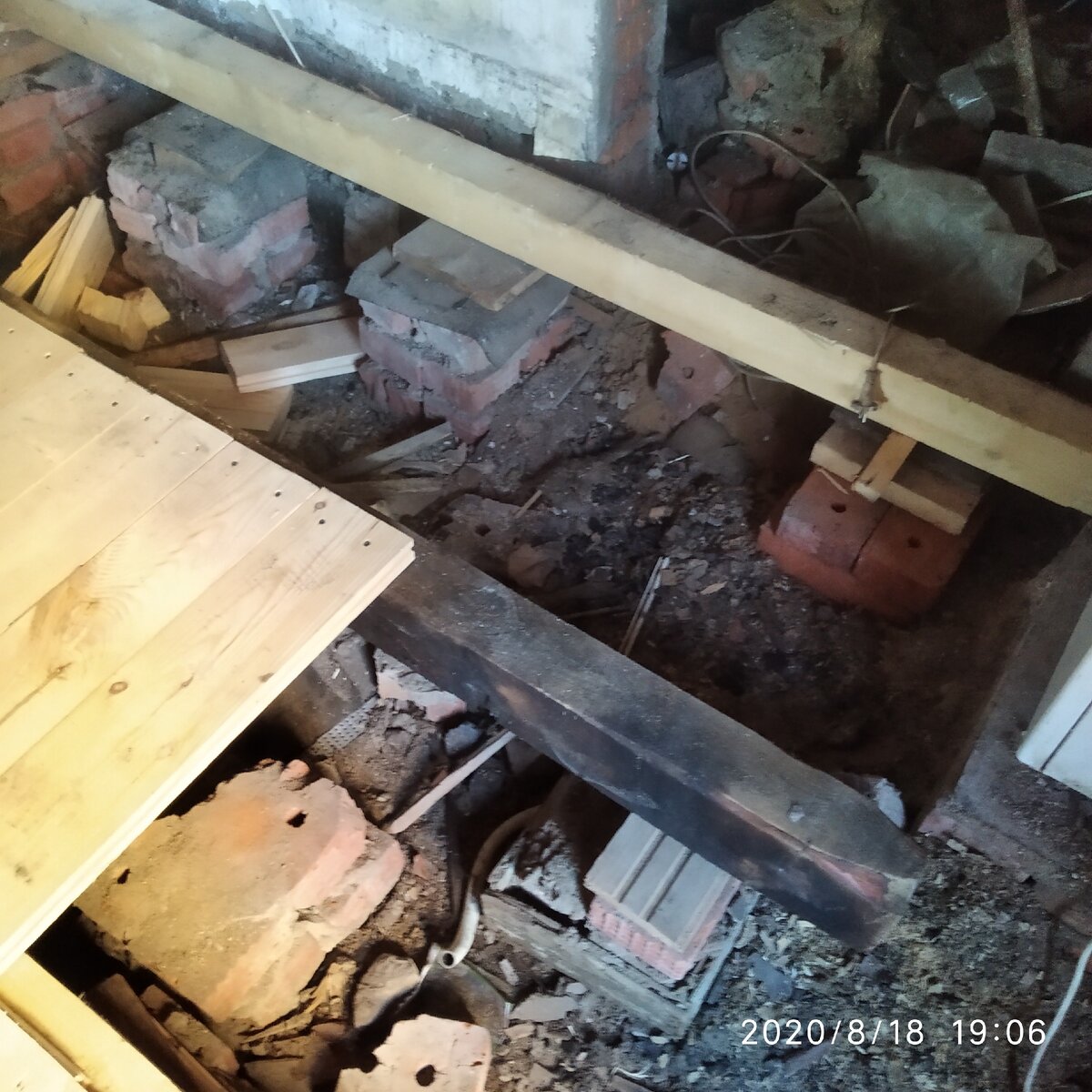 Камешек, на нем - щепочка, и опора для лаг готова