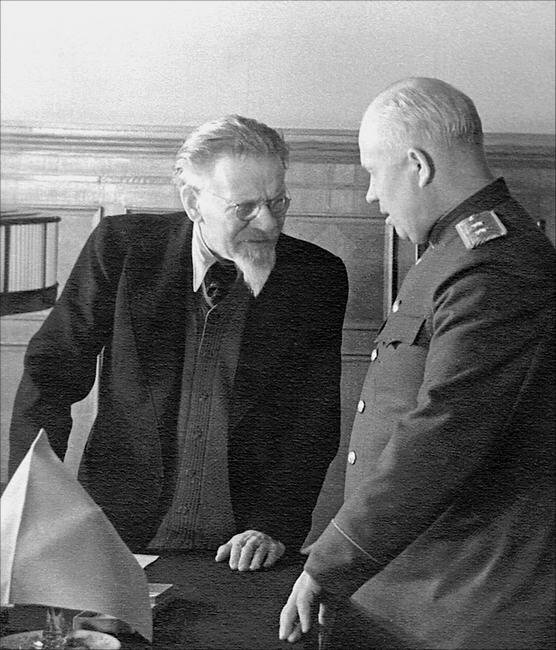 Калинин с генералом Хрущёвым. Источник фото: https://e-libra.net/read/484225-vospominaniya-vremya-lyudi-vlast-kniga-1.html
