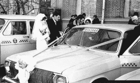 Если сегодня свадьбы отмечают в ресторанах, кафе и в самом крайнем случае – столовых, то для советских свадеб такая роскошь была доступна не каждому, поэтому свадебные застолья в СССР, в основном, проходили дома. Обычно выбирали самую большую квартиру среди ближайших родственников, ставили в наиболее просторной комнате столы (обычно в форме буквы «п»), богато и красиво накрывали их и украшали квартиру свадебными атрибутами.