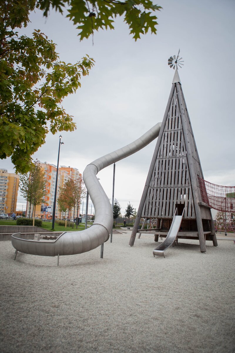 Очень крутая и высокая башня, сначала было страшно, катались с дочкой вместе.