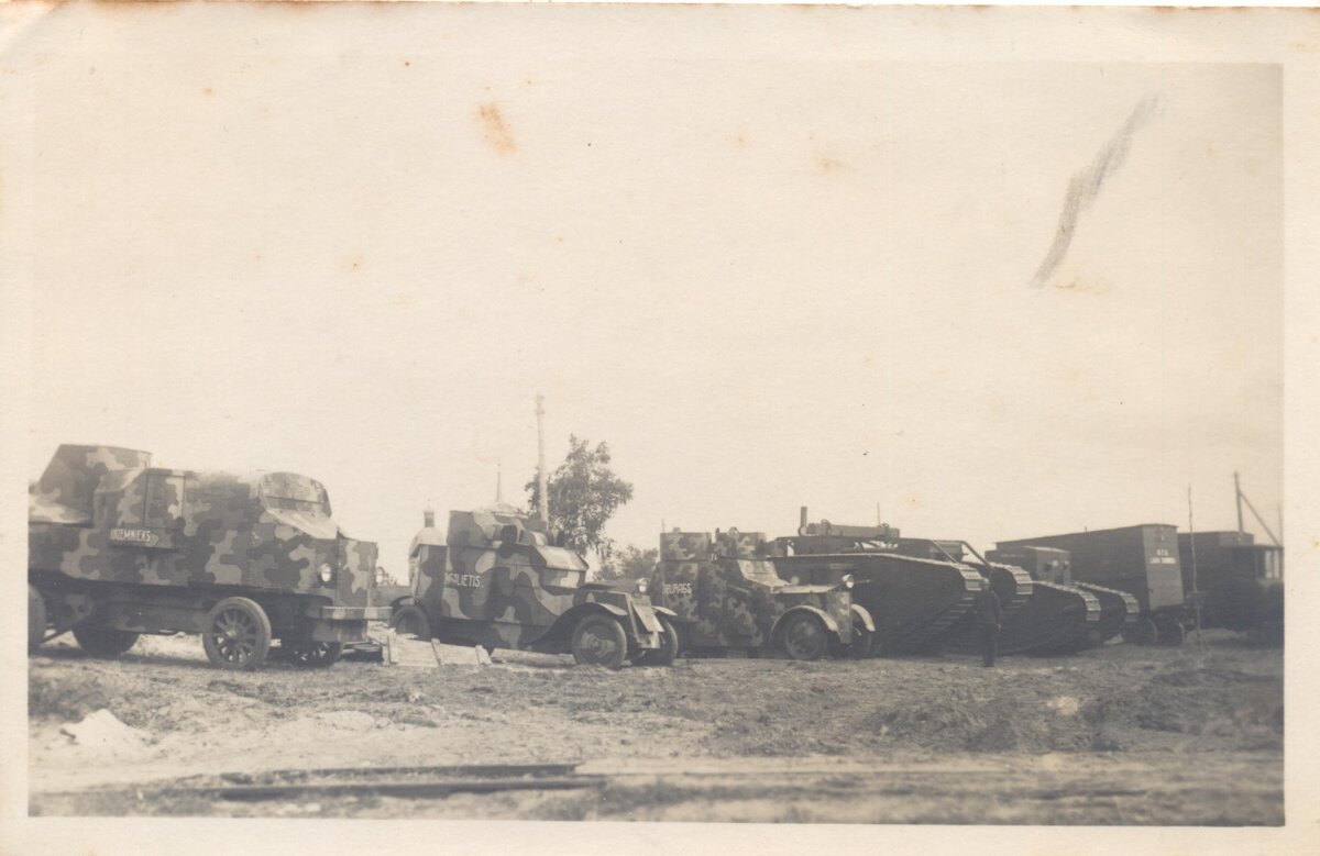 "Музей" латвийских бронесил на природе. Слева направо - Гарфорд, Остин, ФИАТ-Ижорский, Mk.V и Mk.B.