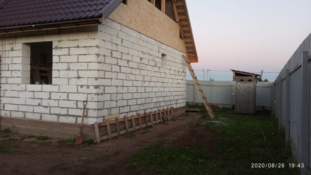 Замазываю швы между блоками