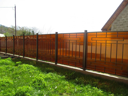 Забор из поликарбоната с сочетанием металла