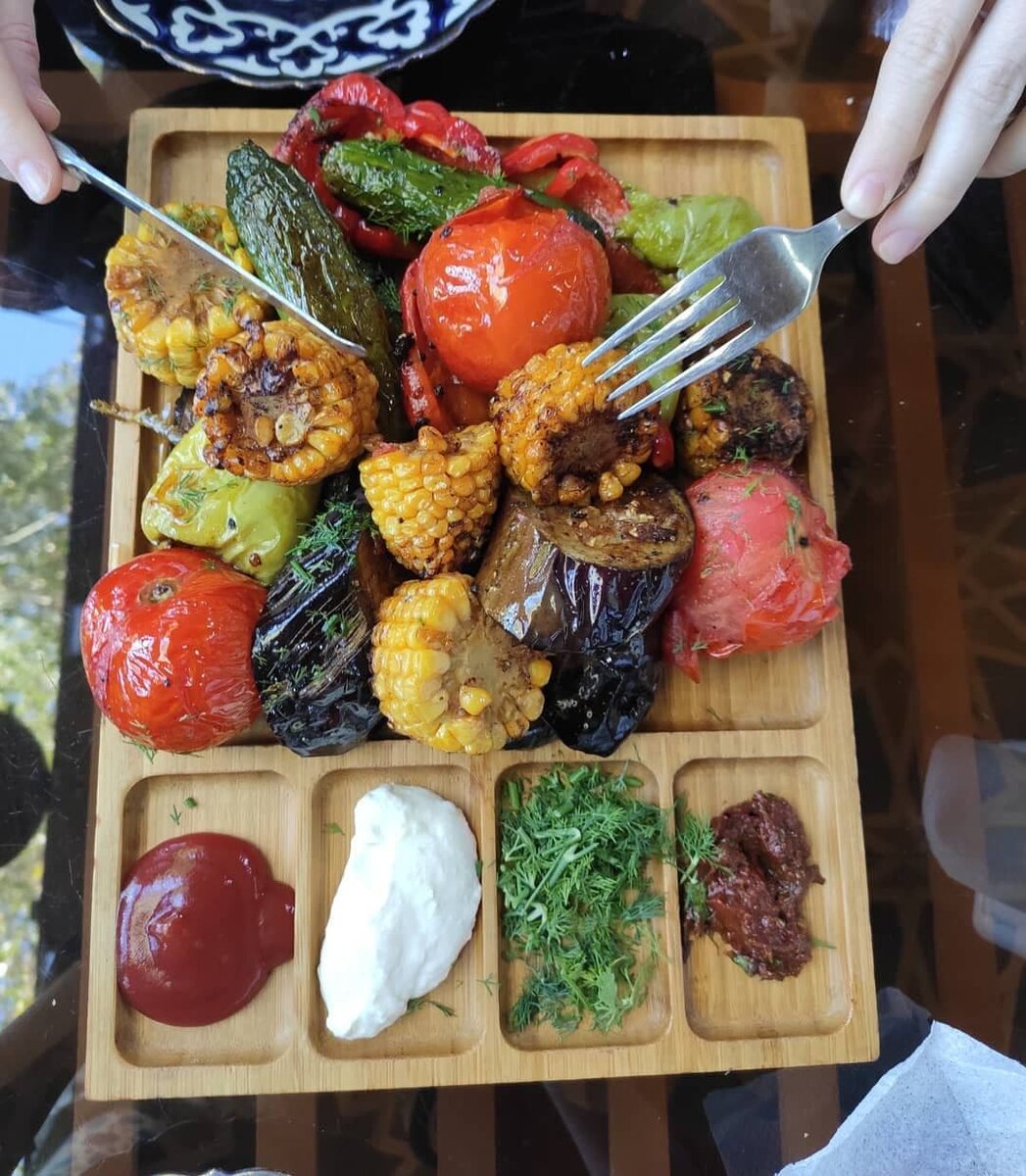 Что поесть в Узбекистане - запеченные овощи и вкусный соус (фото из личного архива)
