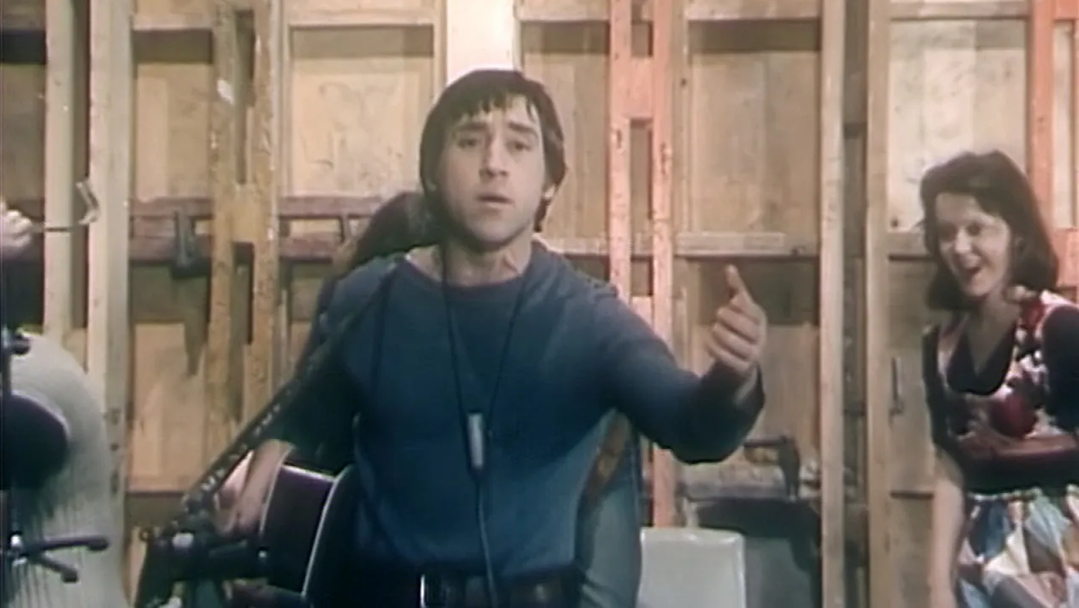 В оформлении статьи использованы кадры из фильма "Бегство Мистера Мак-Кинли" (режиссер - М. Швейцер, в ролях - Д. Банионис, Б. Бабочкин, Ж. Болотова, В. Высоцкий, А. Демидова и др.).